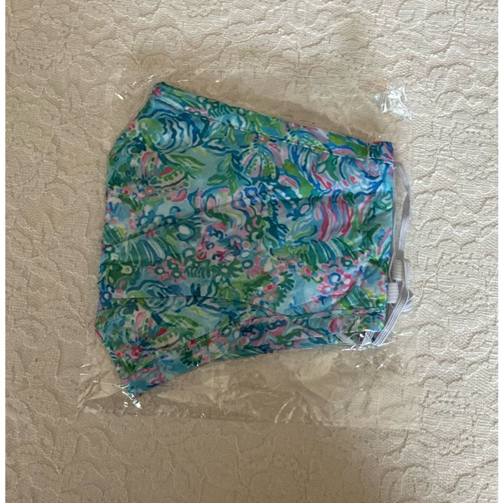 Lilly-Inspired Face Mask  - Picture 3 of 4
